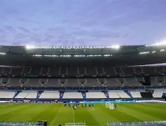 包含弗赖堡主场未能取胜，三分擦肩而过的词条